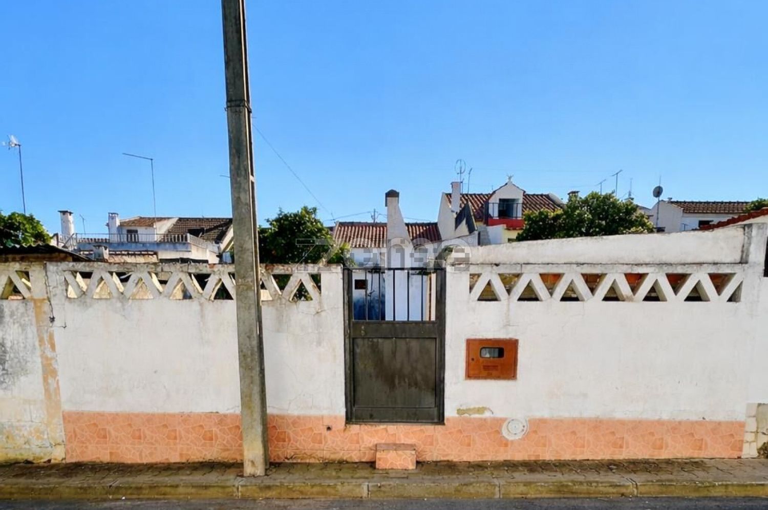 小楼房或独栋别墅出售在Rua C, 56 - 入口 / 出口