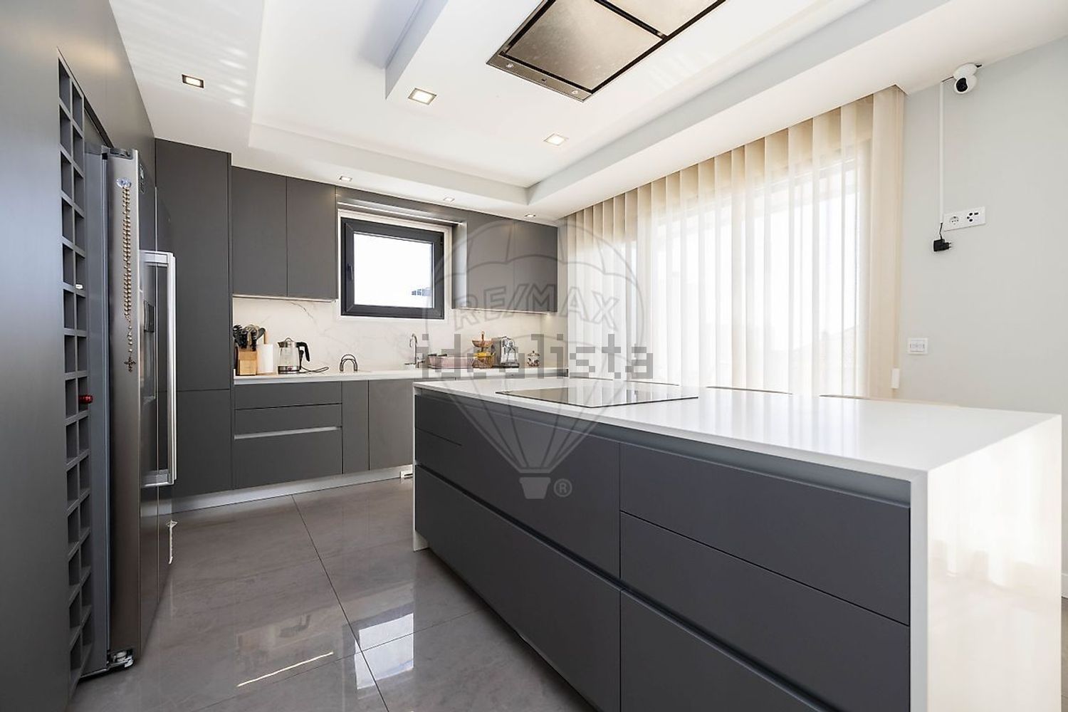 出租小楼房或独栋别墅在Rua Almeida Garrett - 照片