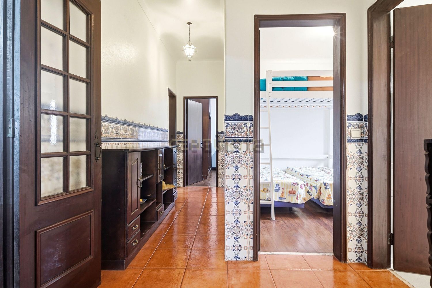 小楼房或独栋别墅出售在Rua do Bairro Novo - 过道