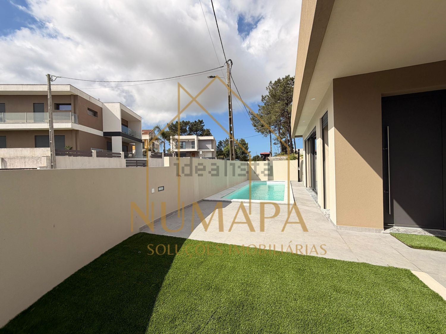 小楼房或独栋别墅出售在Rua Mário Sá - 院子