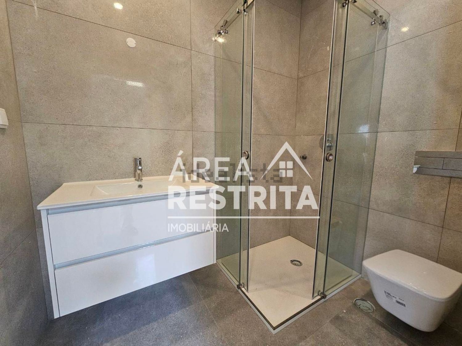 小楼房或独栋别墅出售在Vale de Choupos - Choilo - Galeotas - 卫生间