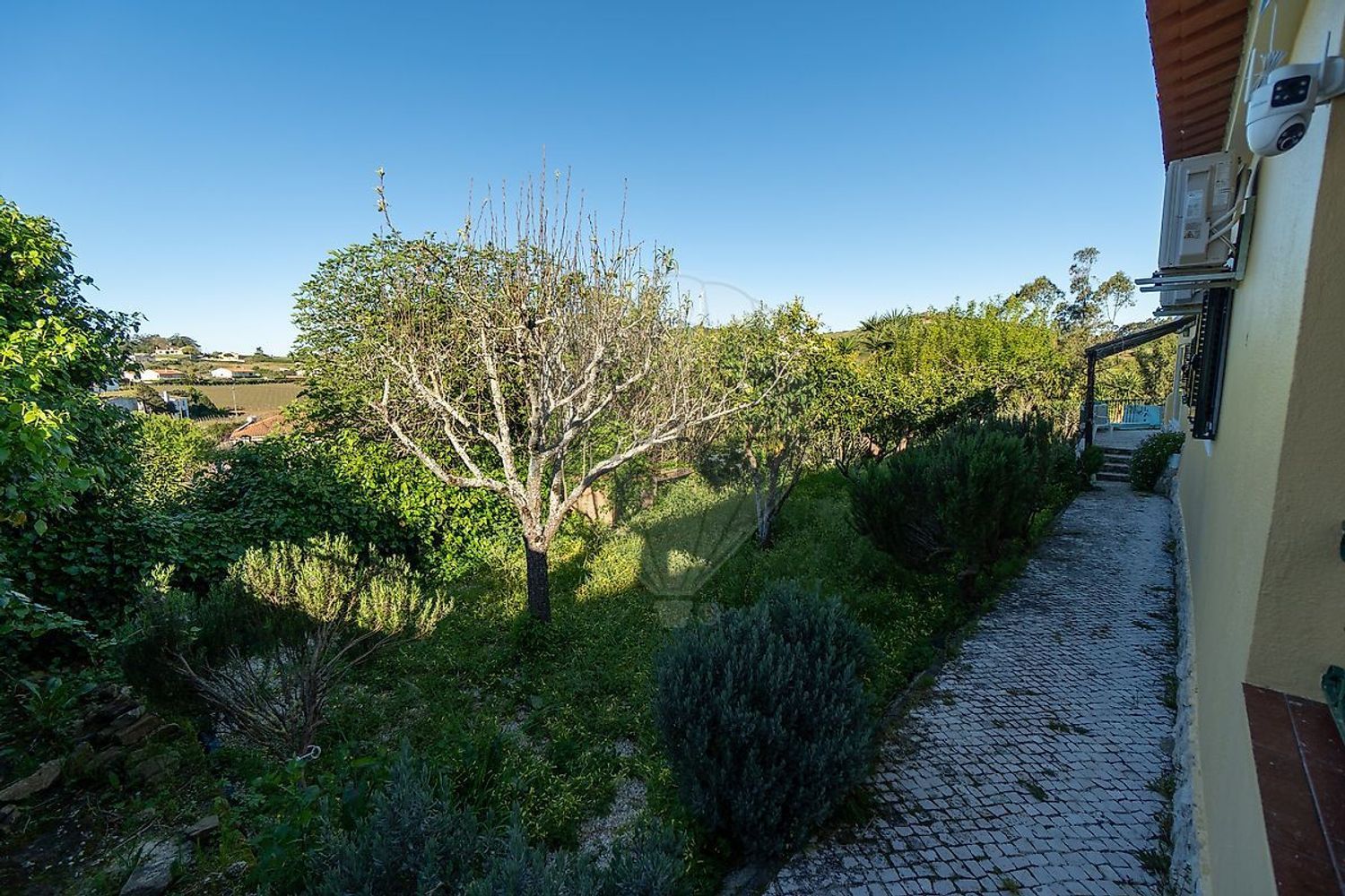 小楼房或独栋别墅出售在São Quintino - 花园