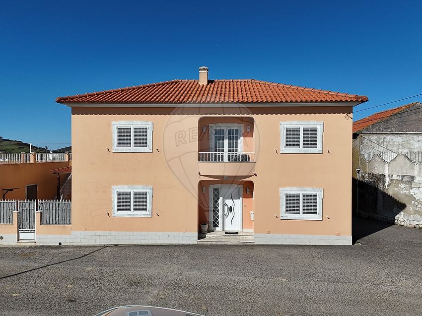 小楼房或独栋别墅出售在São Quintino