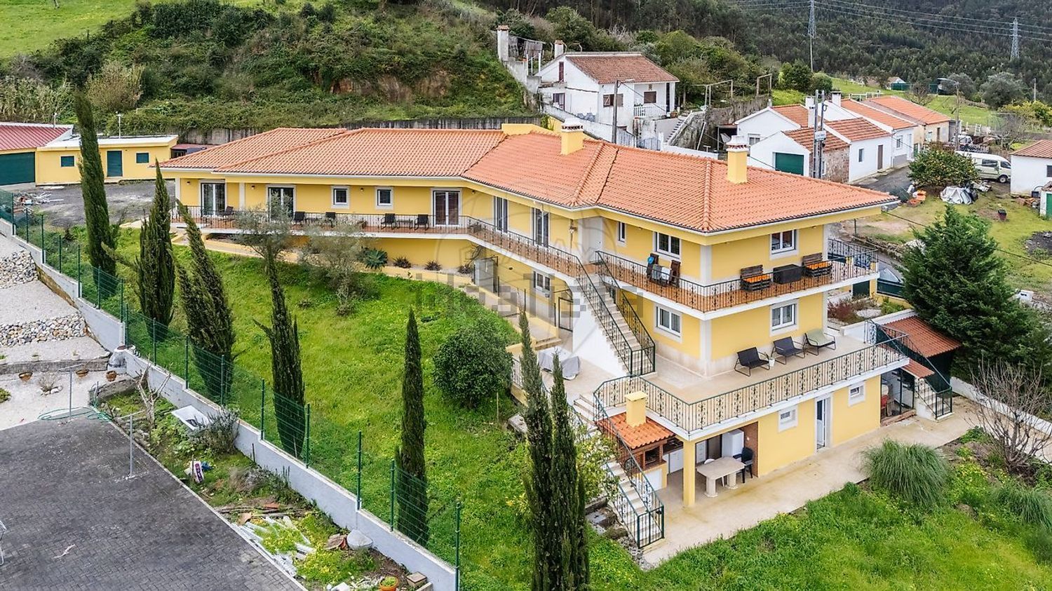 小楼房或独栋别墅出售在Estrada de Paços - 外立面