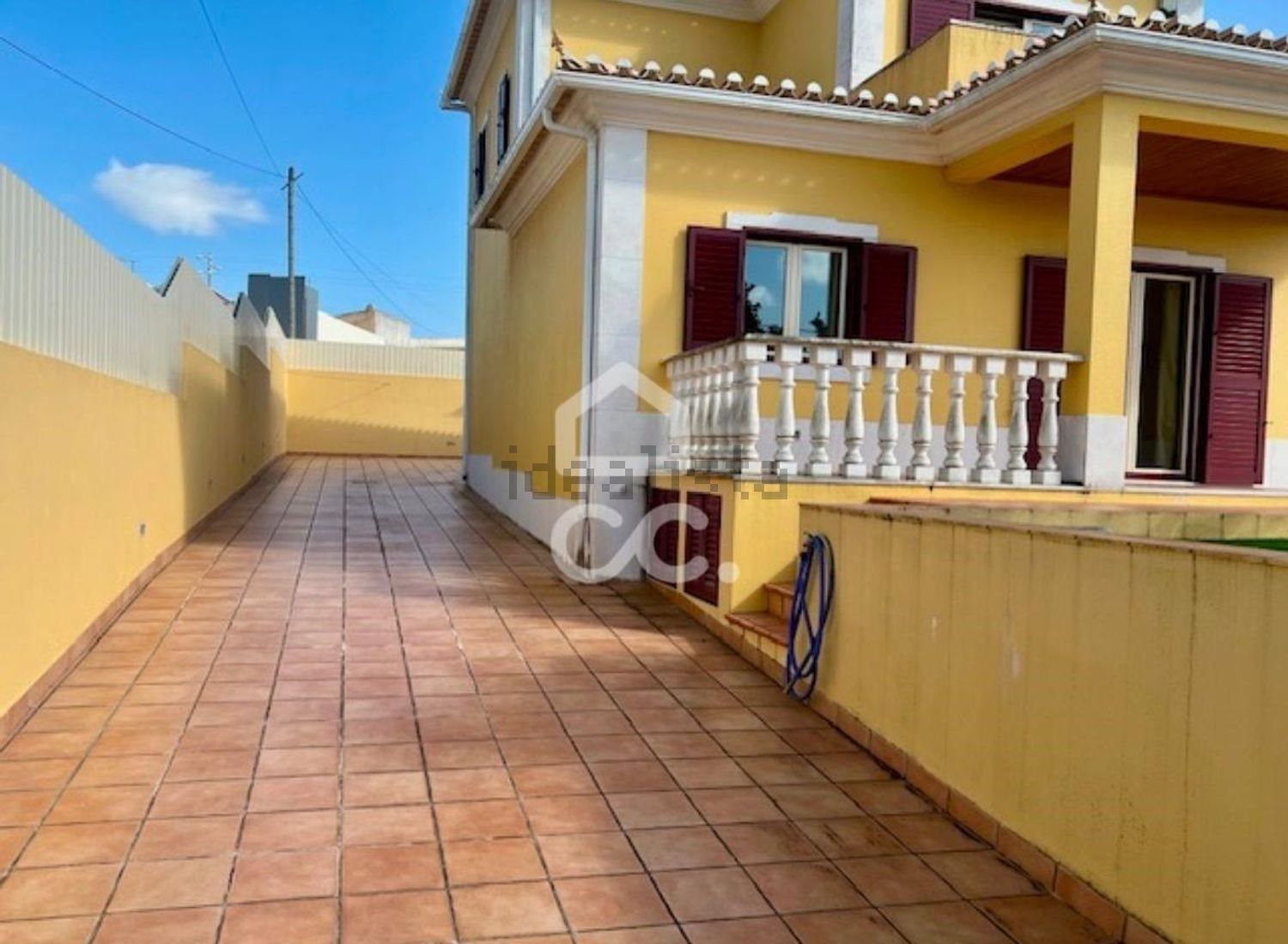 小楼房或独栋别墅出售在Milharado - 阳台