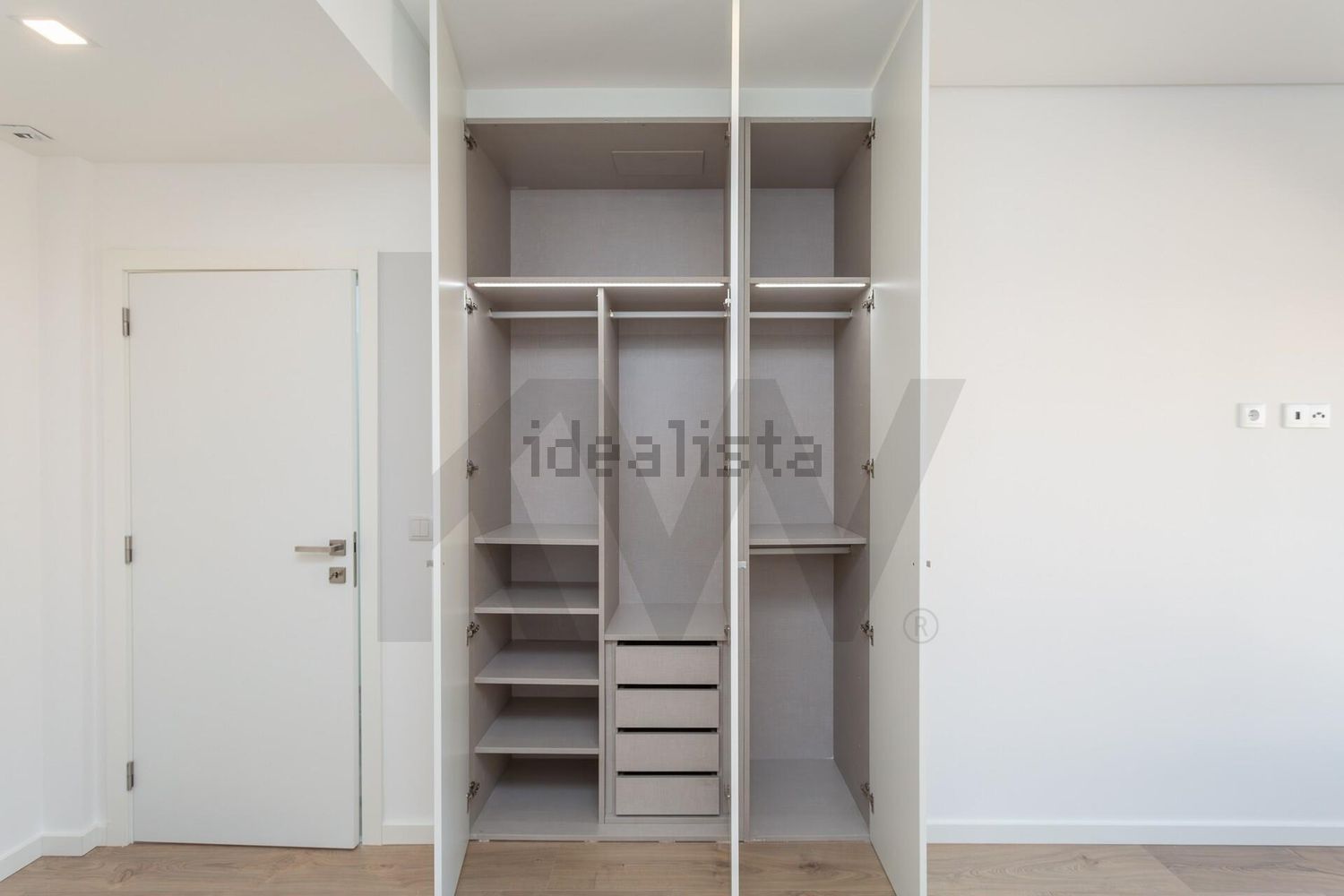 双拼别墅出售在Rua Marechal Craveiro Lopes s/n - 试衣间