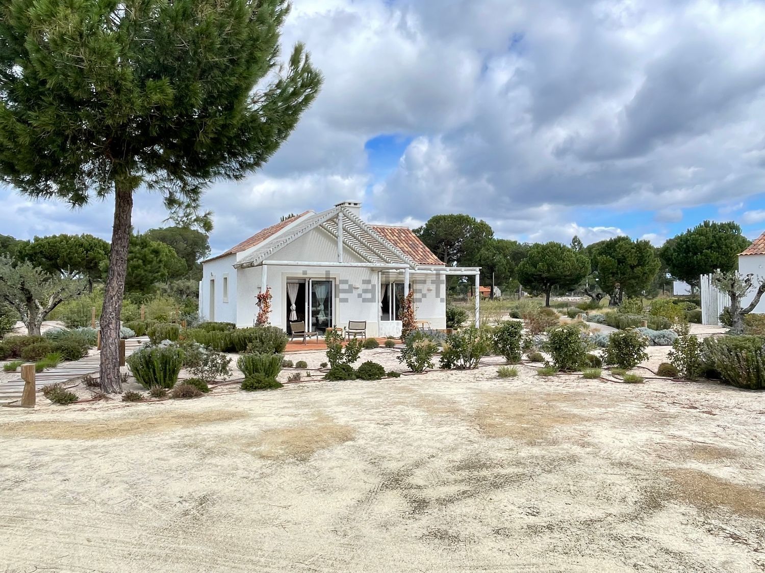 小楼房或独栋别墅出售Authentic Bicas s/n - 外立面