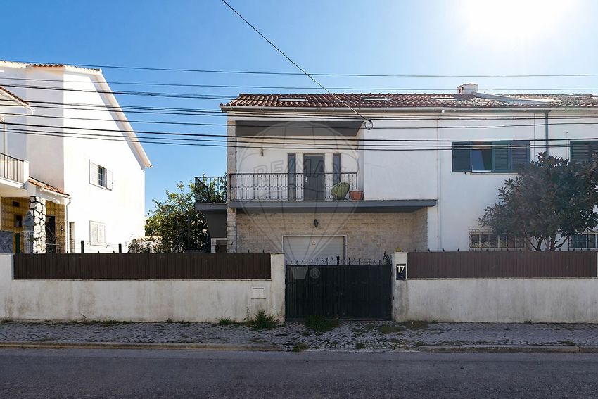 小楼房或独栋别墅出售在Rua António Sérgio