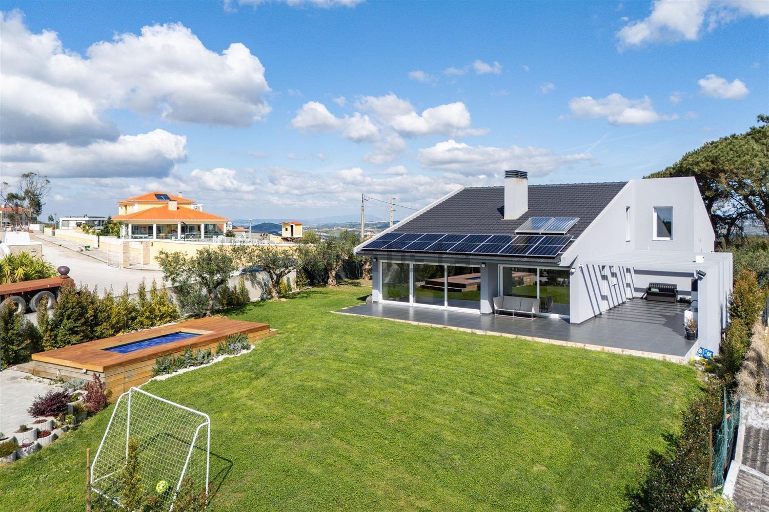 小楼房或独栋别墅出售Em539 - 游泳池