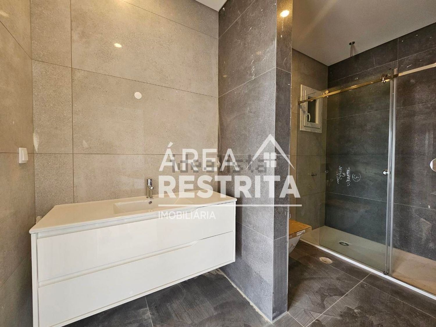 小楼房或独栋别墅出售在Vale de Choupos - Choilo - Galeotas - 卫生间