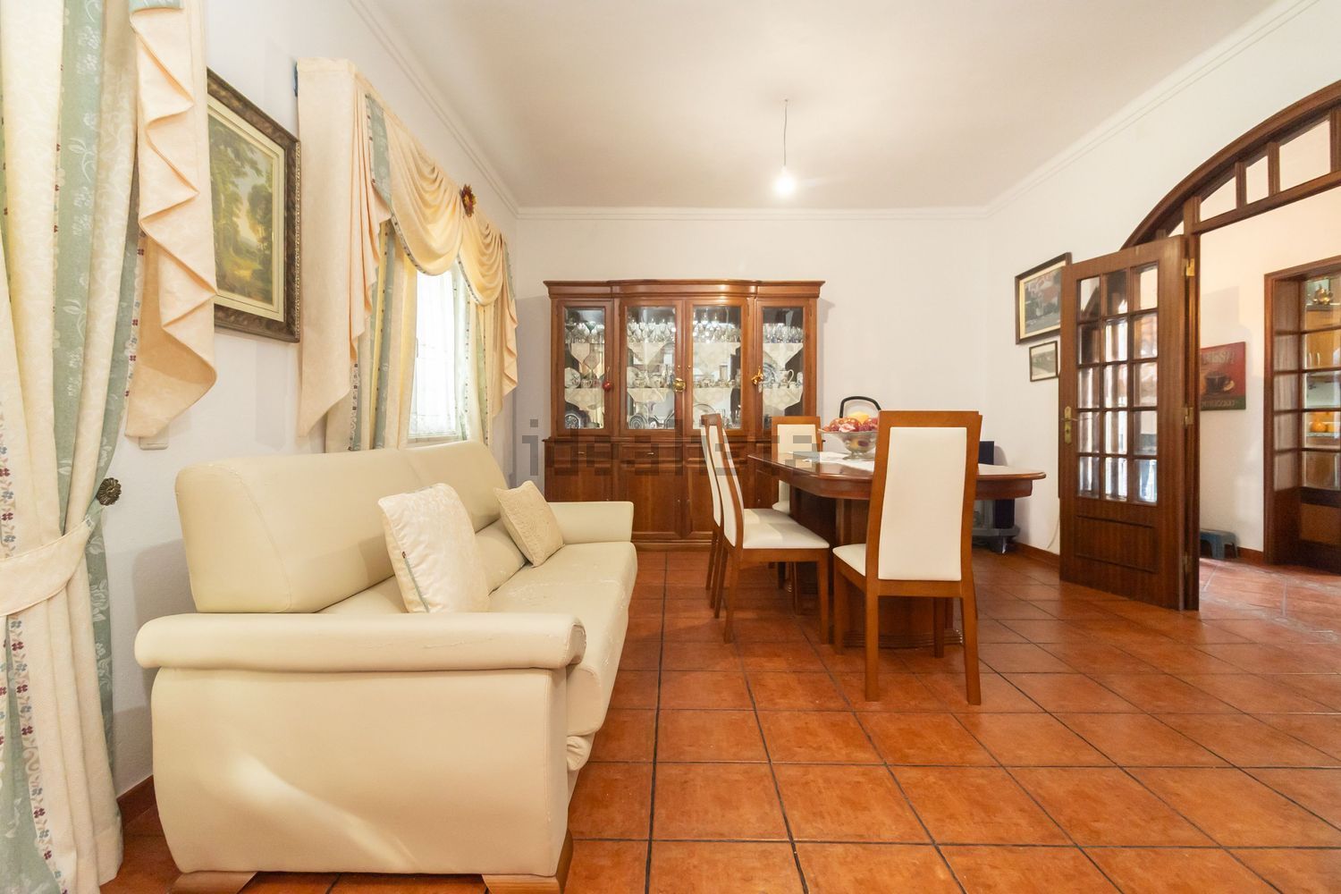 小楼房或独栋别墅出售在Avenida Padre Nabeto - 客厅