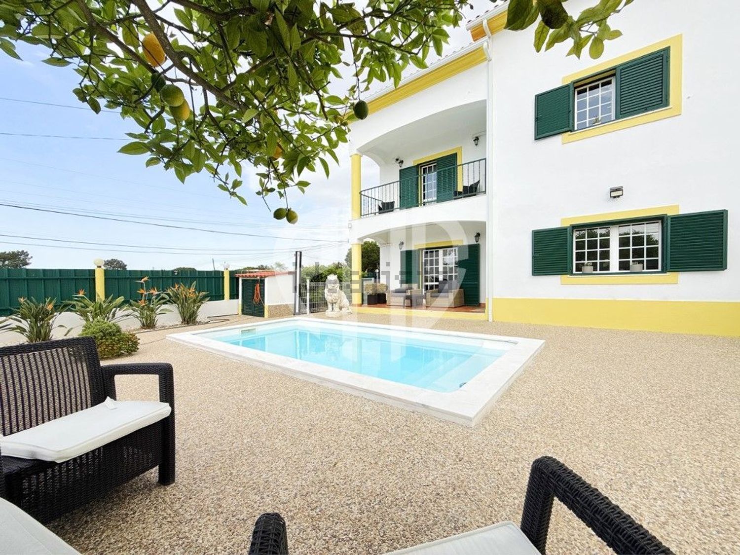 小楼房或独栋别墅出售Cm1029 - 游泳池