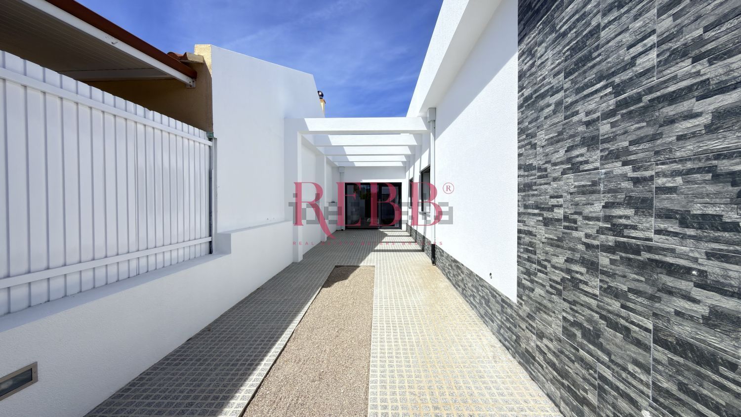 小楼房或独栋别墅出售在Rua Almada Negreiros - 照片