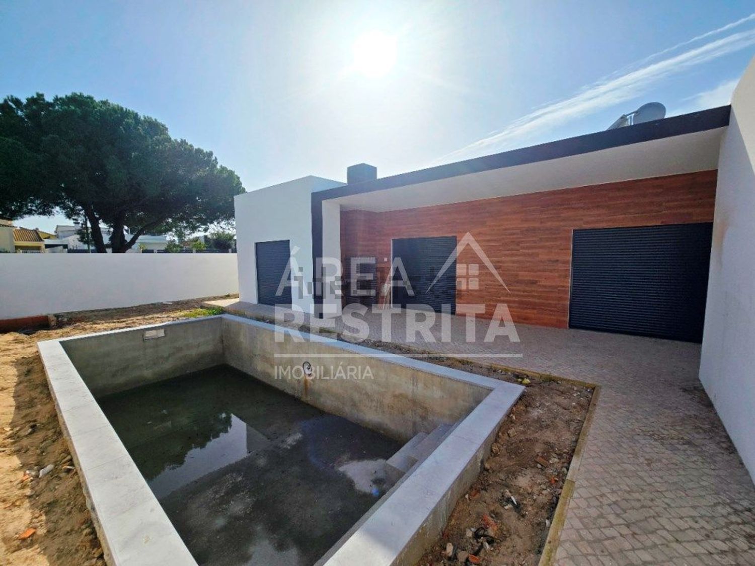 小楼房或独栋别墅出售在Rua Nova da Jardia - 游泳池