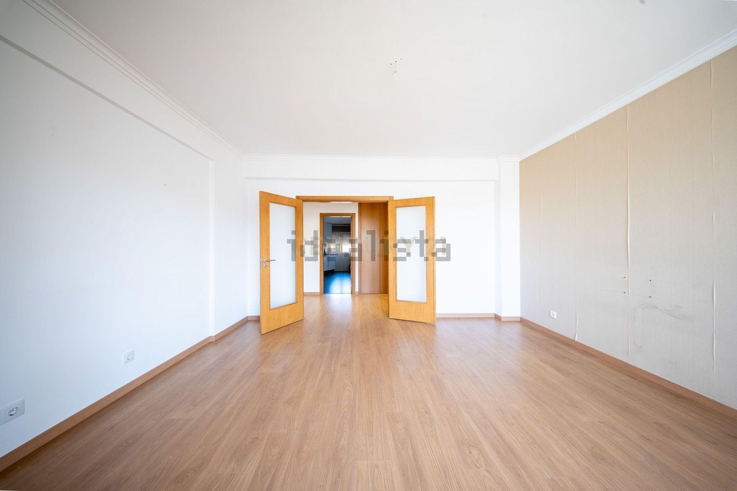 公寓 t3出售在Avenida Ruy Luís Gomes, 12 - 居住