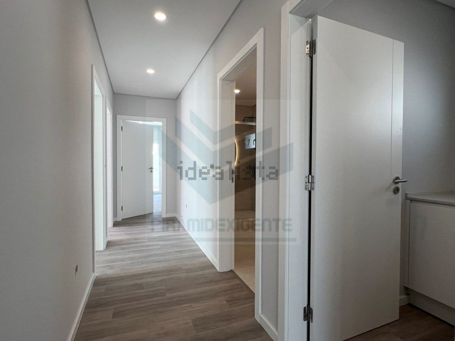 小楼房或独栋别墅出售在Moita - 过道