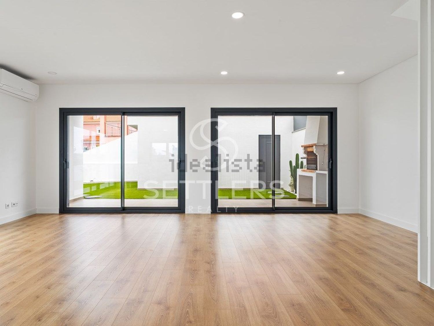 双拼别墅出售在Porto Salvo - 客厅