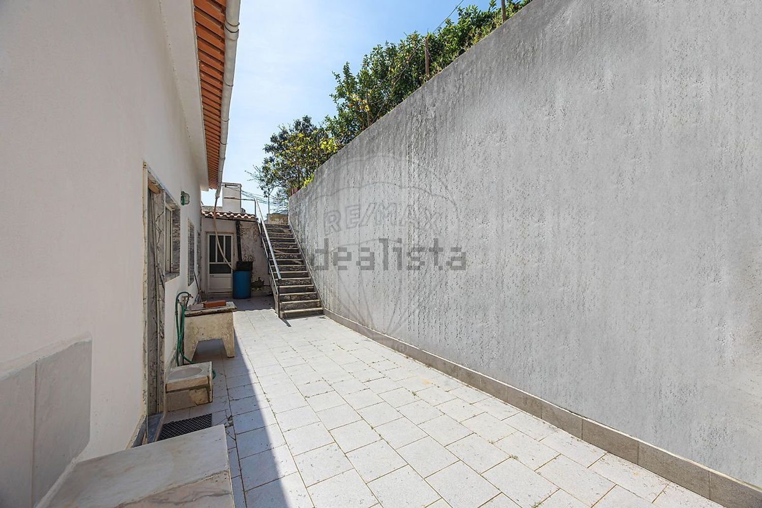 小楼房或独栋别墅出售在Rua das Adegas - 阳台