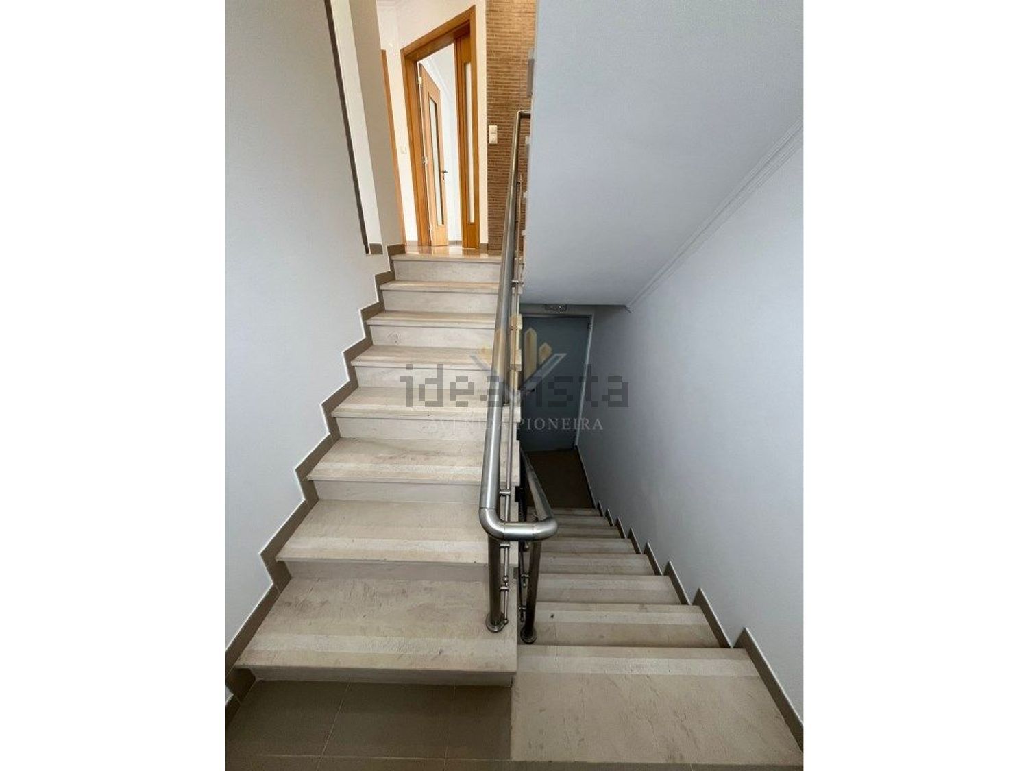 小楼房或独栋别墅出售在Rua Pulido Valente - 详情