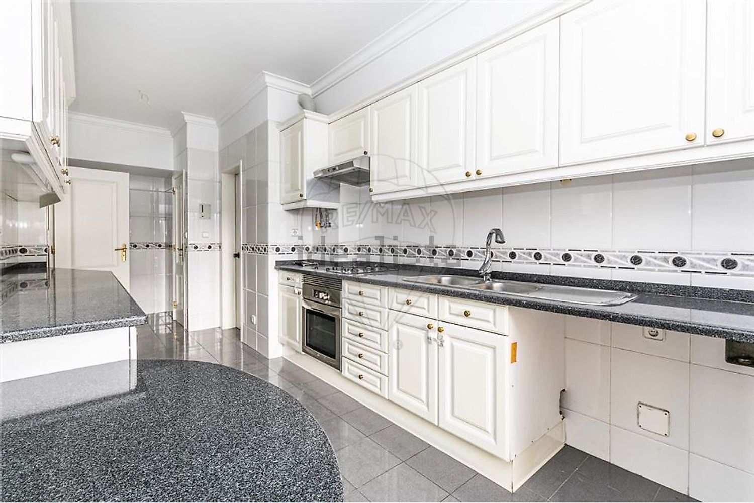 出租公寓 t4在Rua Major Neutel de Abreu - 厨房