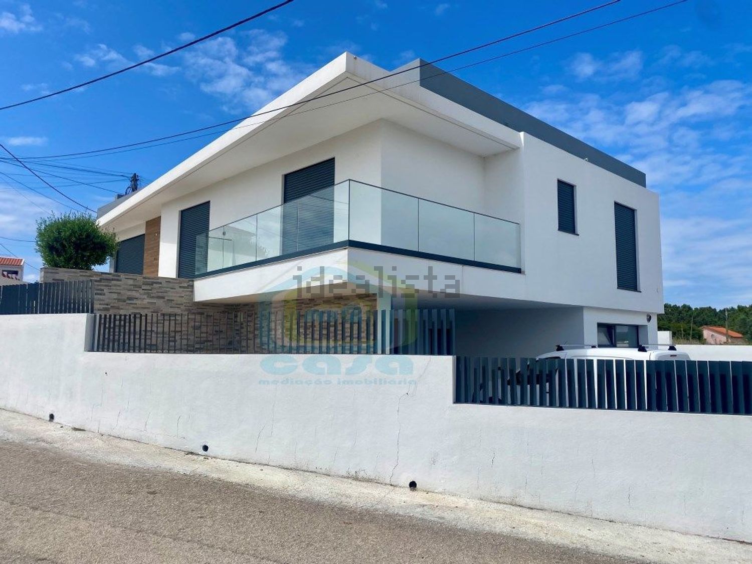 小楼房或独栋别墅出售在Rua das Flores - 外立面