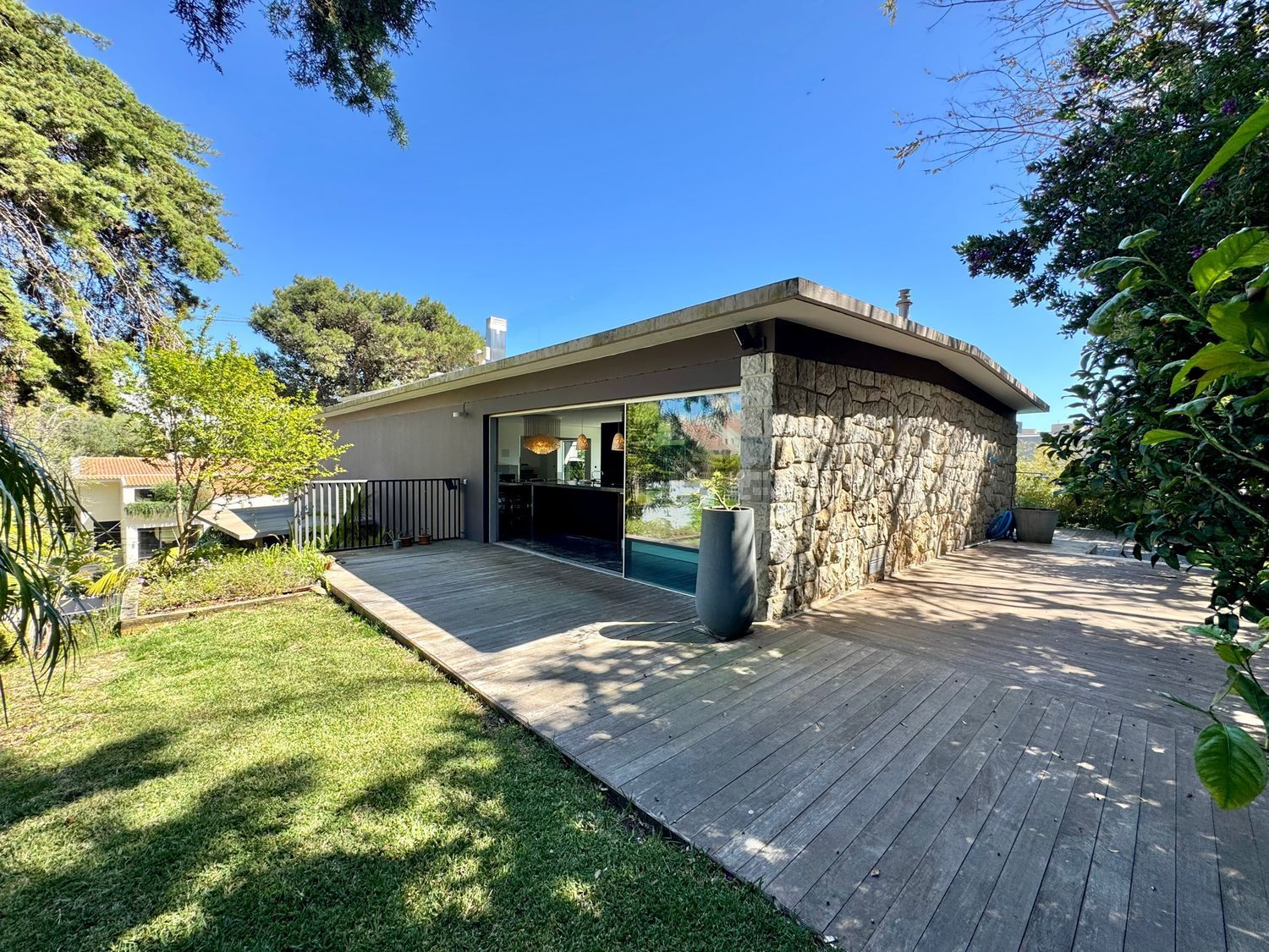 小楼房或独栋别墅出售在Avenida Marechal Carmona, 631 - 外立面