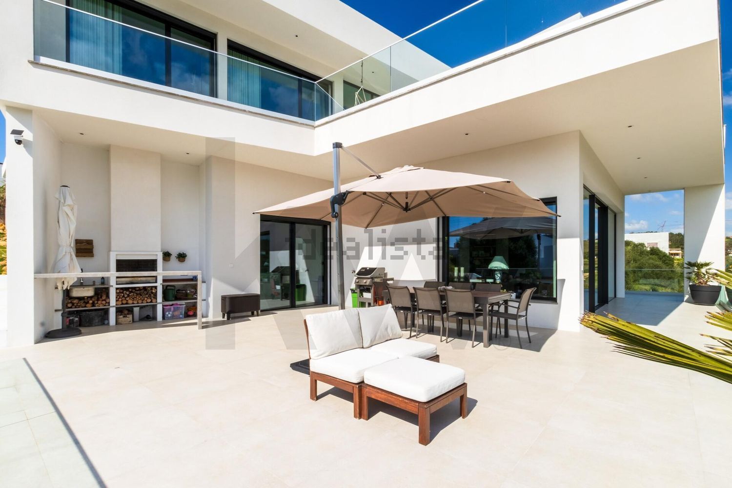 小楼房或独栋别墅出售在Rua das Lombas - 阳台