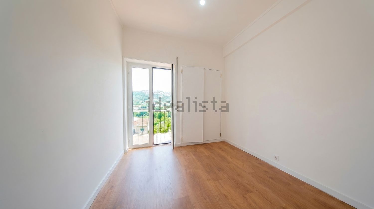 公寓 t3出售在Santo António dos Cavaleiros e Frielas - 居住