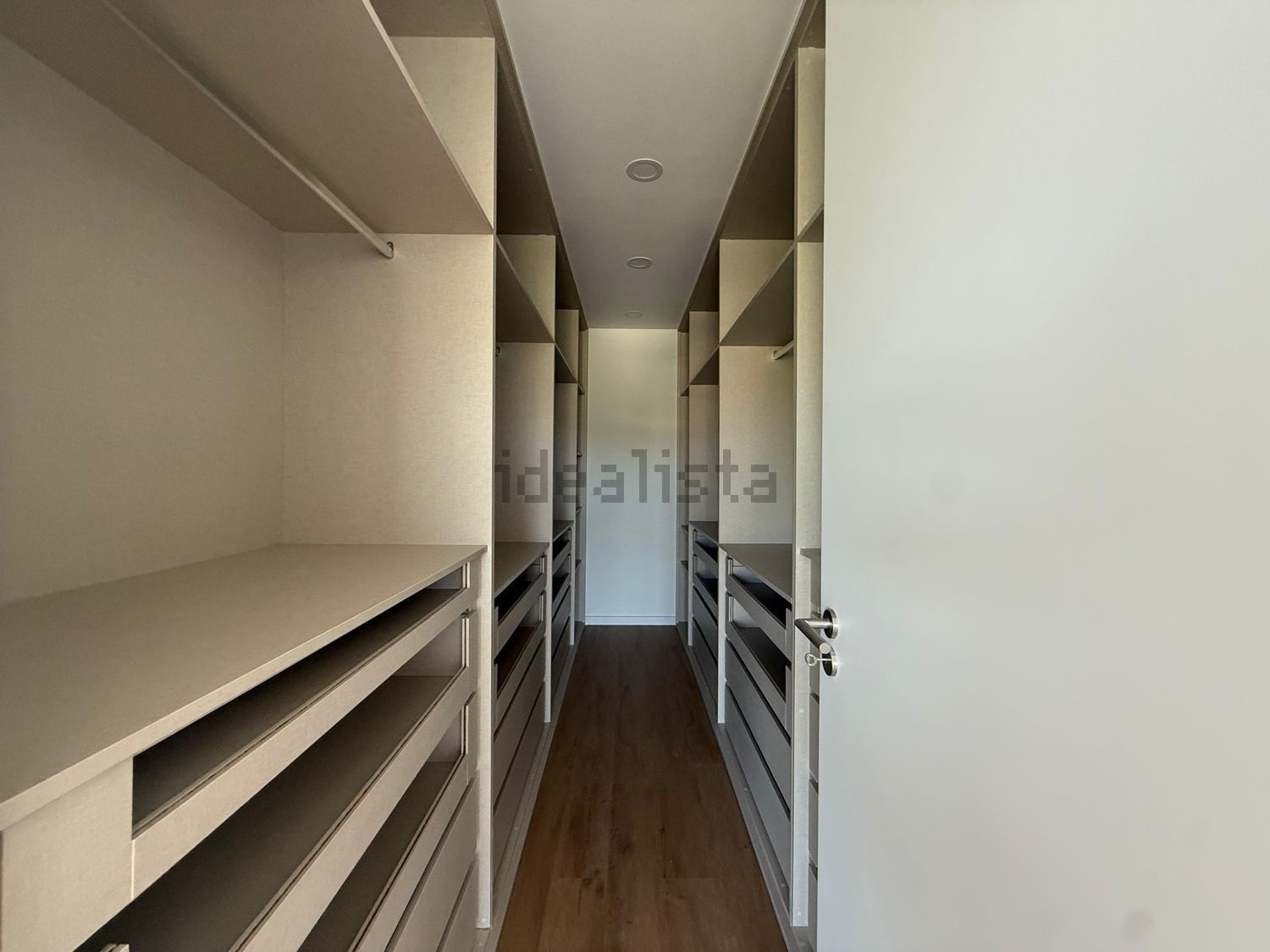 双拼别墅出售在Avenida Raul Brandão, 8 - 试衣间