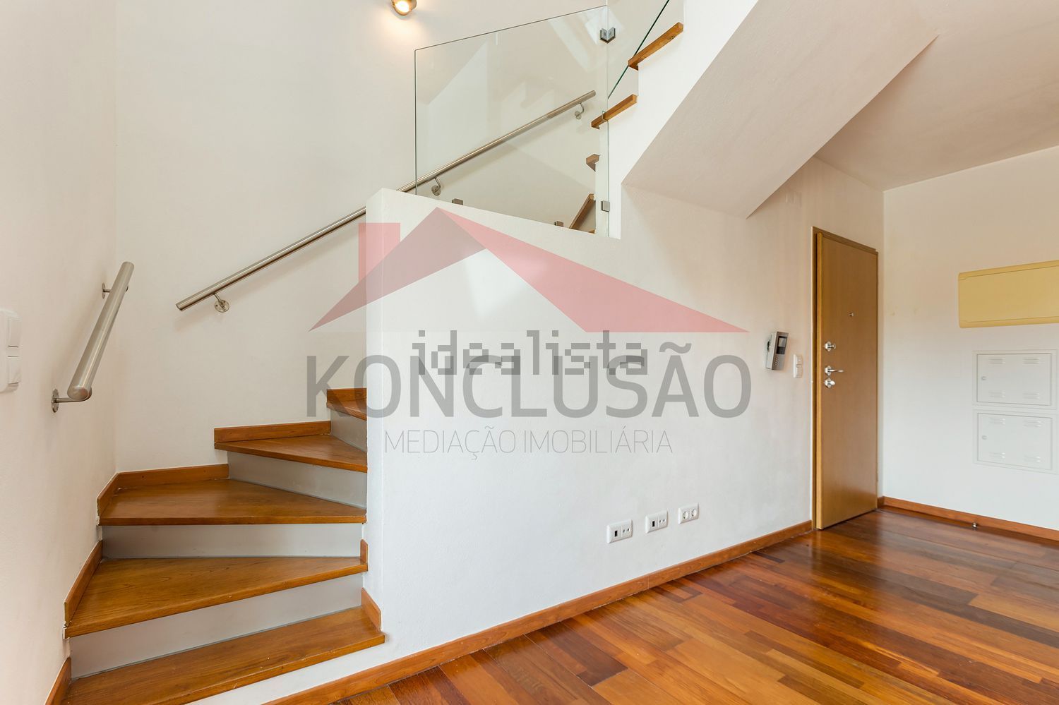 出租复式公寓在Bairro dos Mojões - 楼梯