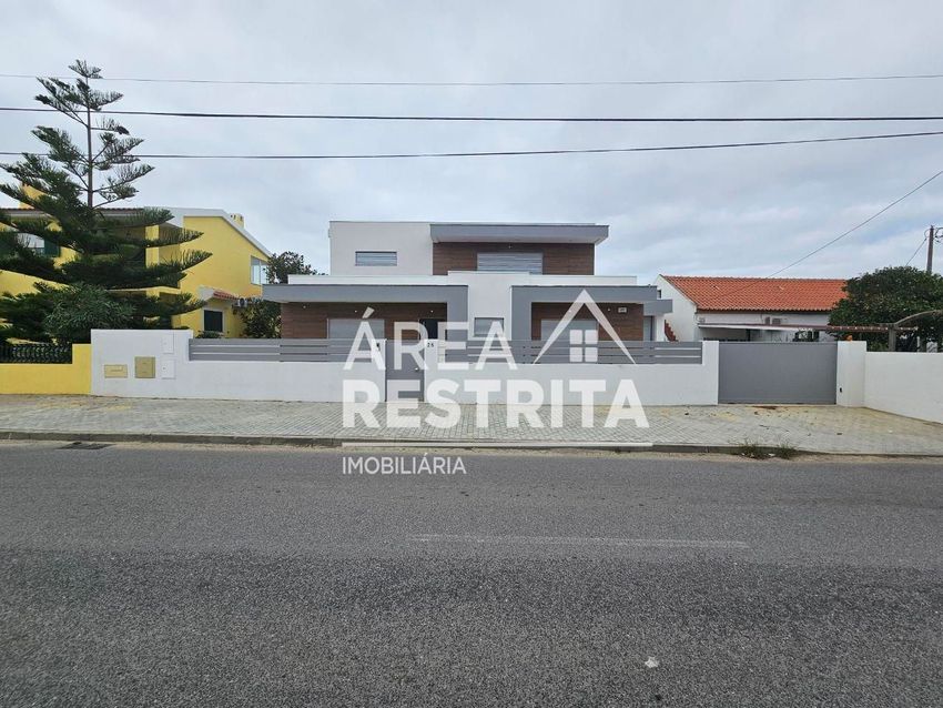 小楼房或独栋别墅出售在Vale de Choupos - Choilo - Galeotas