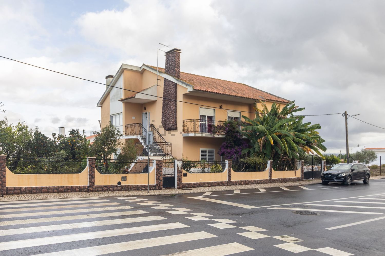 小楼房或独栋别墅出售在Avenida Padre Nabeto - 外立面