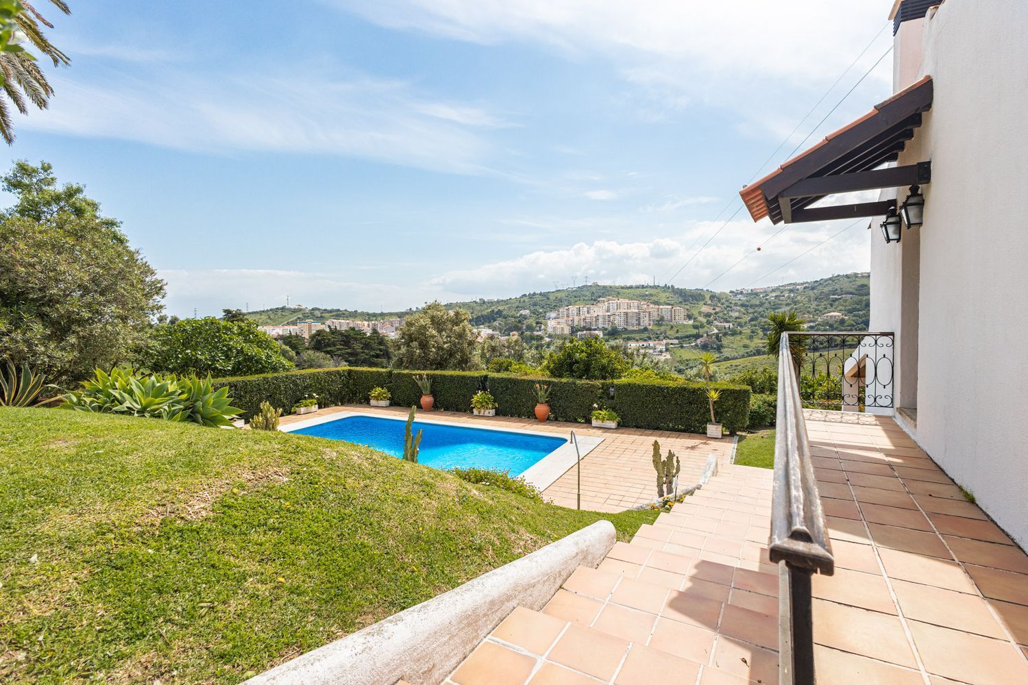 小楼房或独栋别墅出售Estr. da Serralheira de Baixo - 游泳池