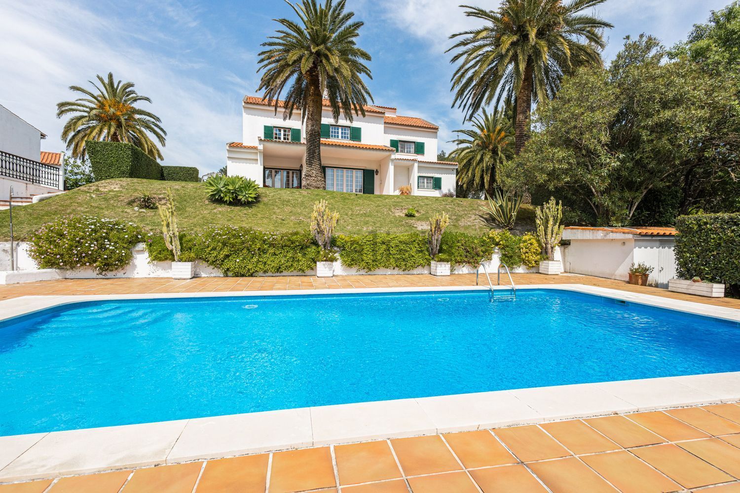 小楼房或独栋别墅出售Estr. da Serralheira de Baixo - 游泳池