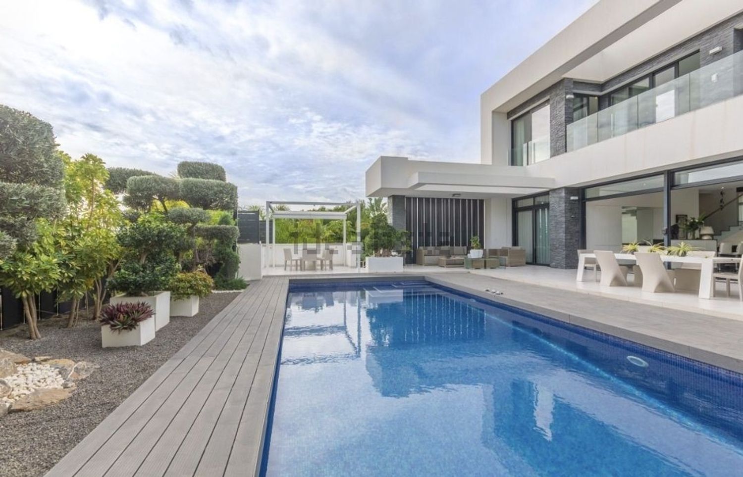 小楼房或独栋别墅出售在Tires - 游泳池