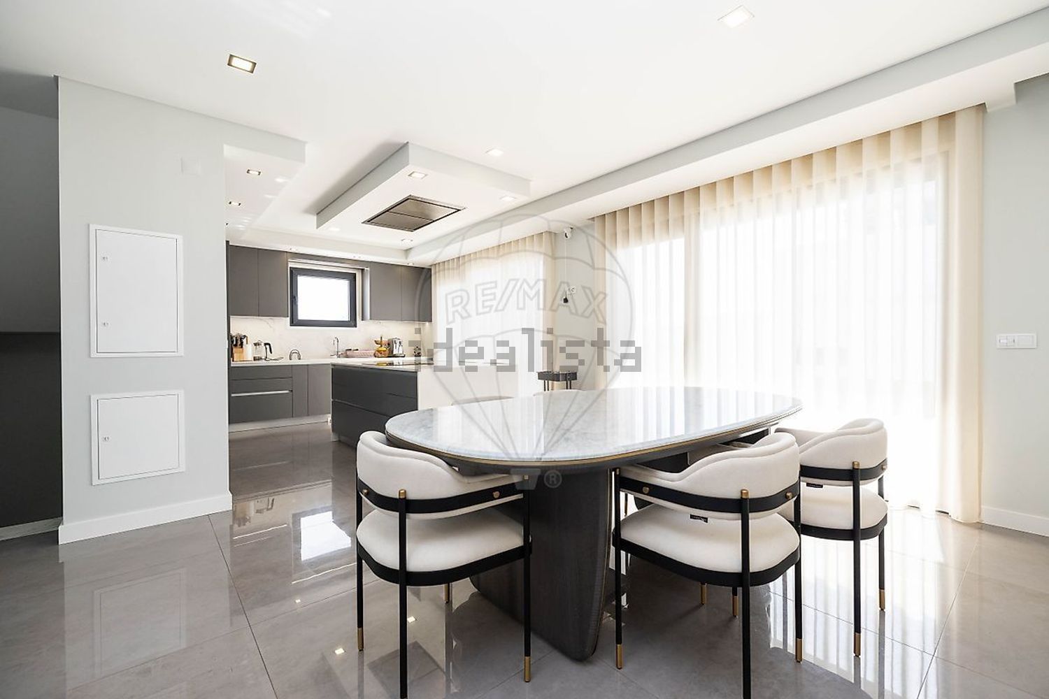 出租小楼房或独栋别墅在Rua Almeida Garrett - 客厅