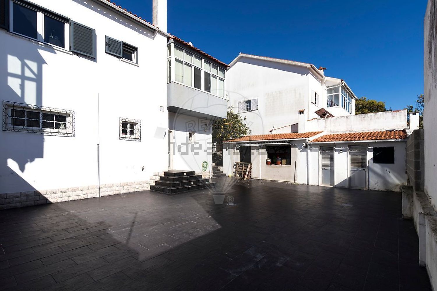 小楼房或独栋别墅出售在Rua António Sérgio - 外立面