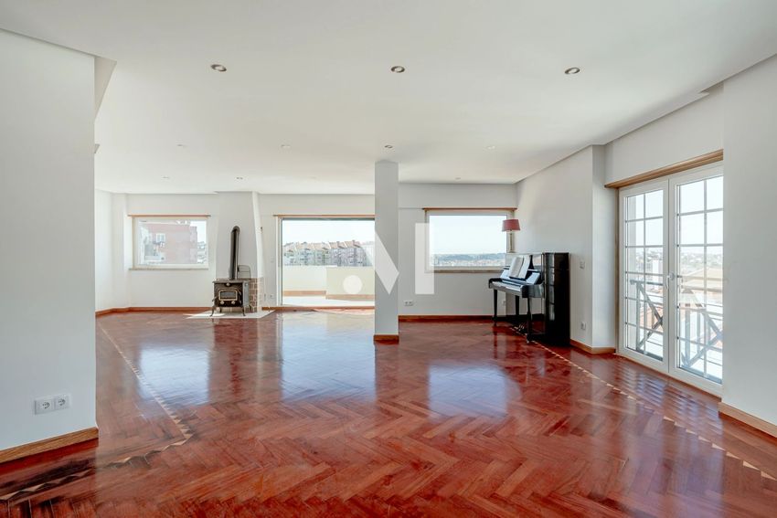 出租公寓 t4在Rua da Penha de França s/n