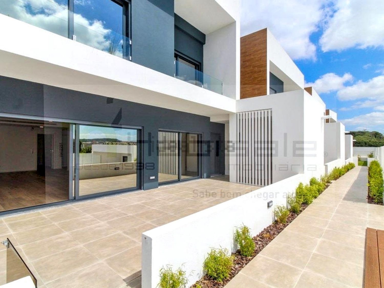 小楼房或独栋别墅出售在Rua Marechal Craveiro Lopes, 43 - 外立面