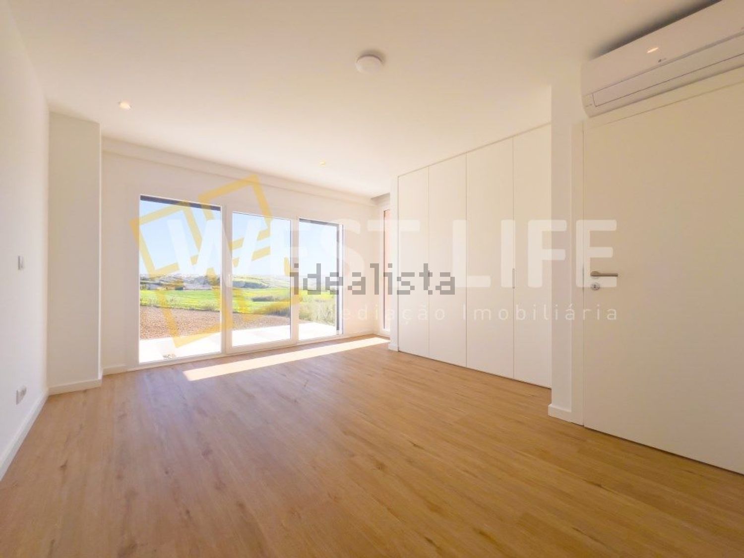 小楼房或独栋别墅出售在São Pedro da Cadeira - 卧室