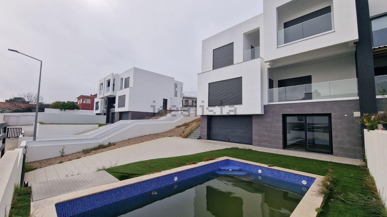 小楼房或独栋别墅出售在Rua Infante Dom Henrique, 79 - 外立面