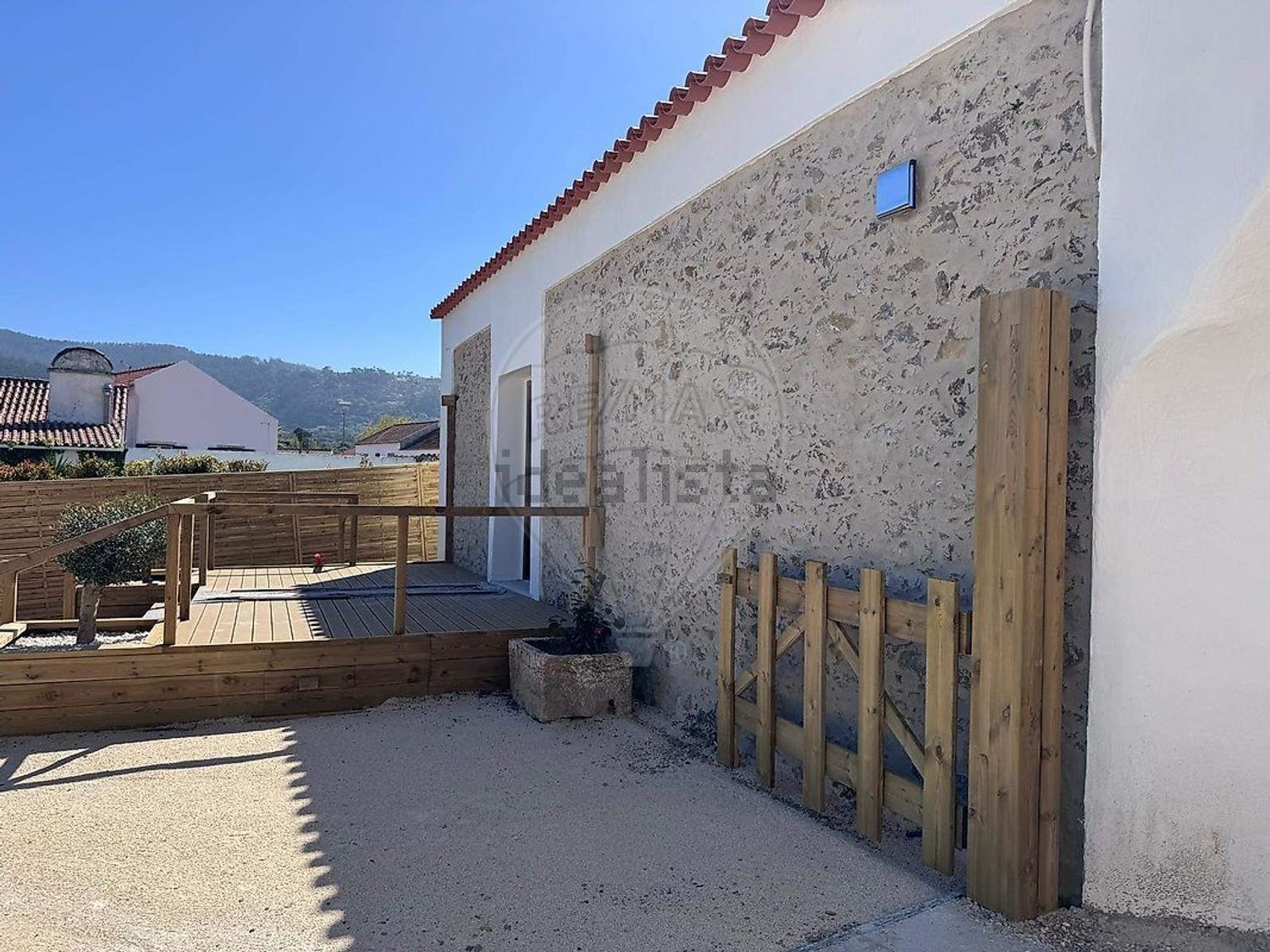 小楼房或独栋别墅出售在Rua da Ribeirinha - 外立面