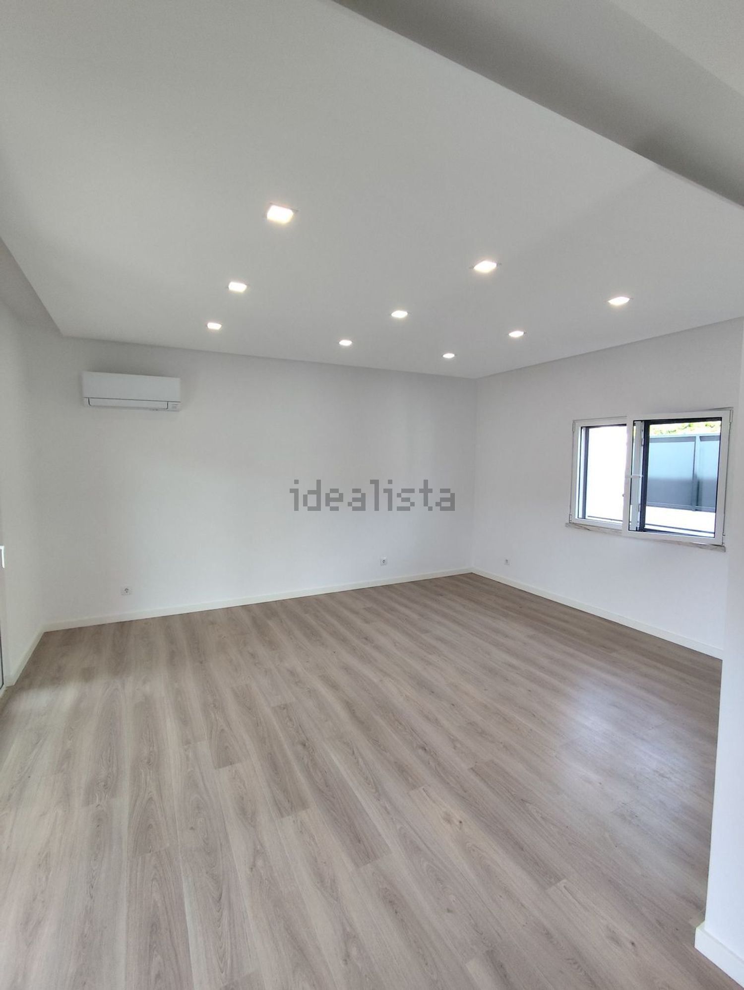 出租小楼房或独栋别墅在Praceta Santa Rita de Cássia - 客厅