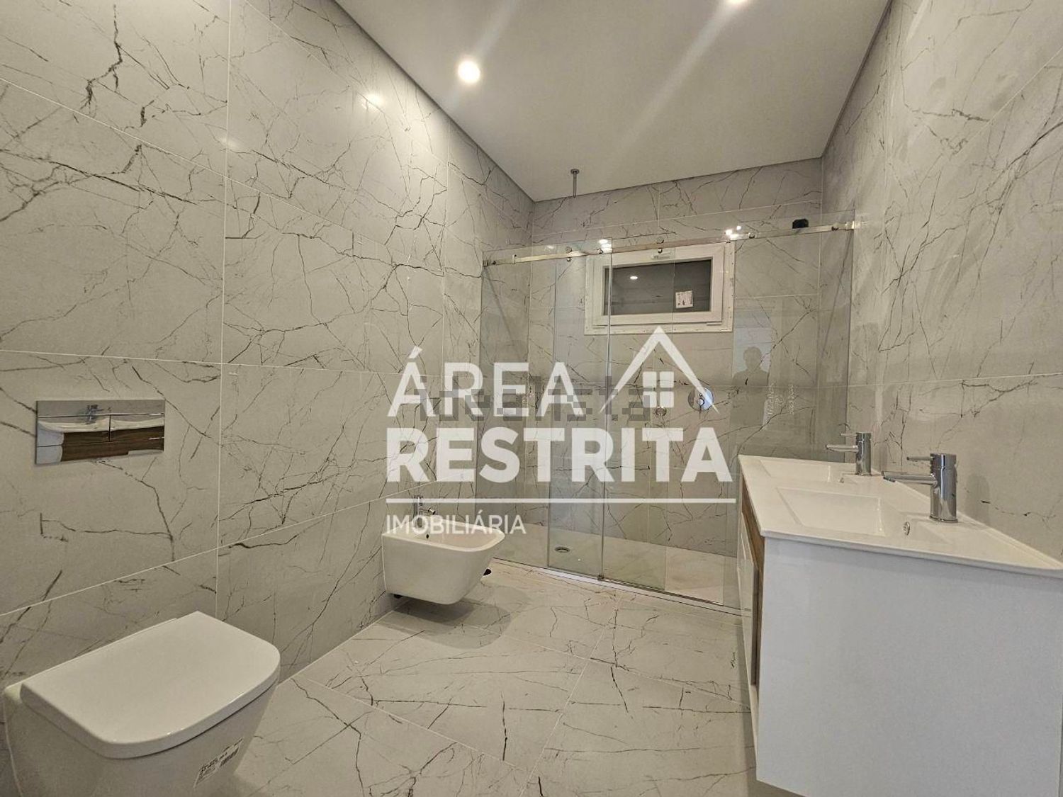 小楼房或独栋别墅出售在Vale de Choupos - Choilo - Galeotas - 卫生间