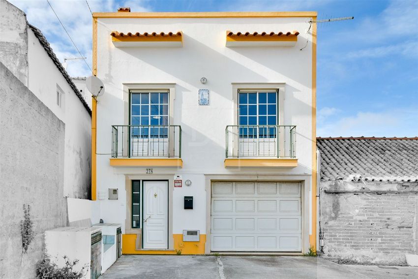 小楼房或独栋别墅出售在Praça Dom Lourenço Vicente, 18