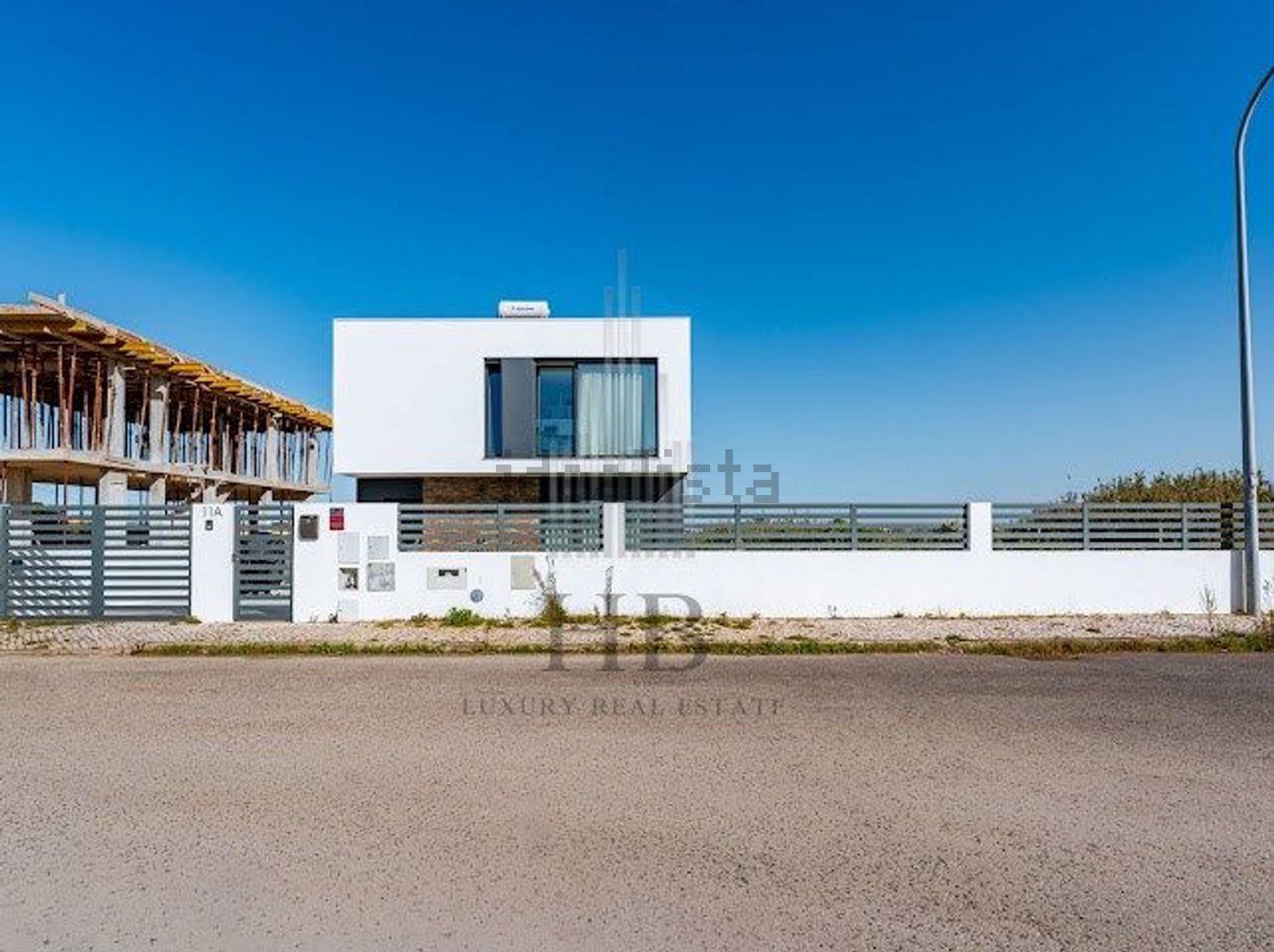 小楼房或独栋别墅出售magoito - 外立面