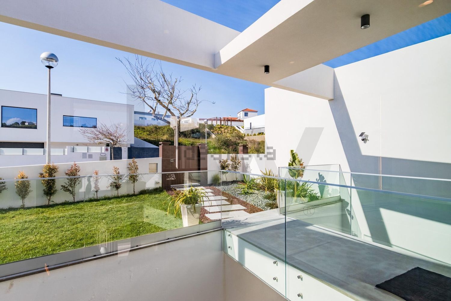 小楼房或独栋别墅出售在Rua das Lombas - 阳台