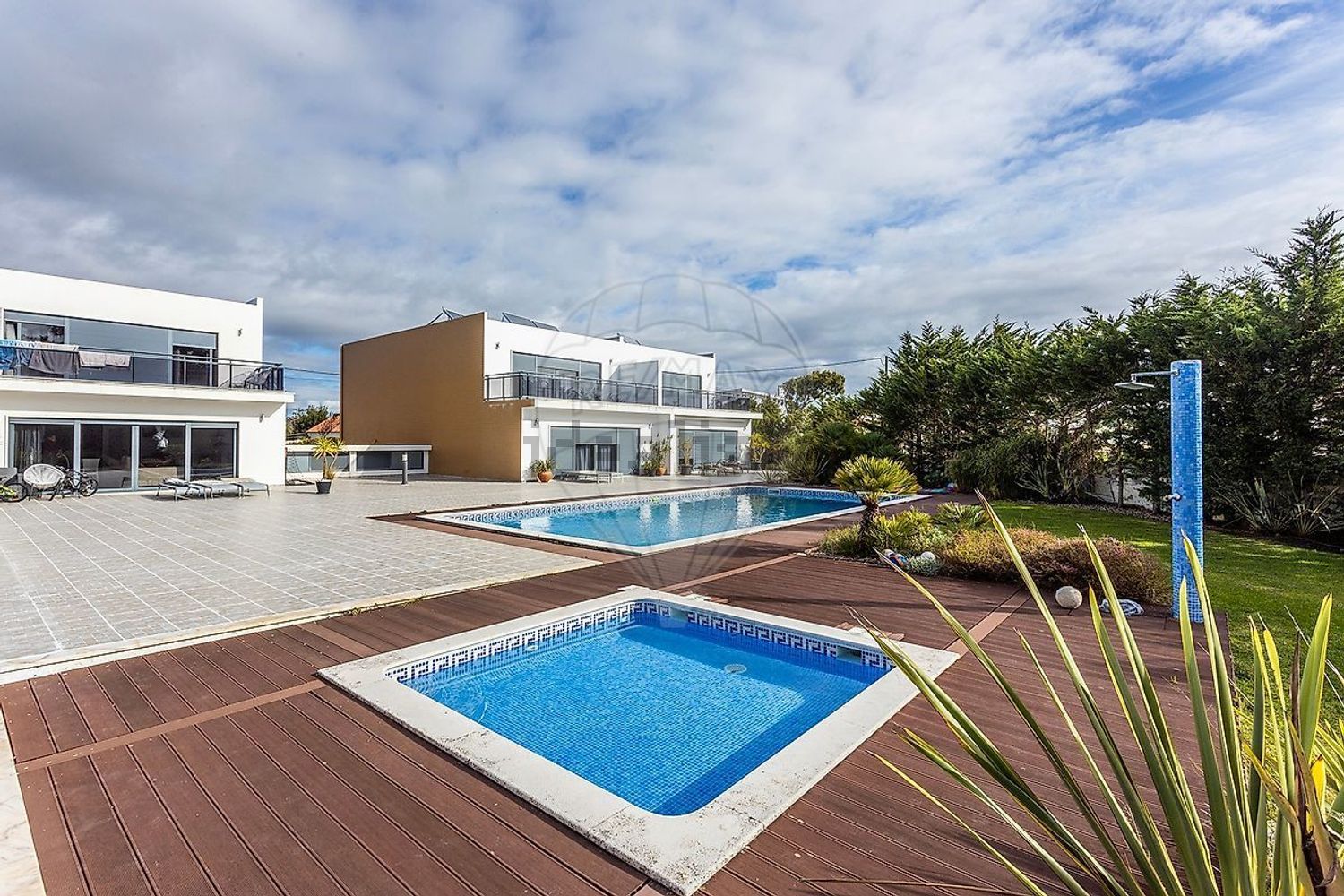 小楼房或独栋别墅出售在Largo do Juncalinho - 游泳池