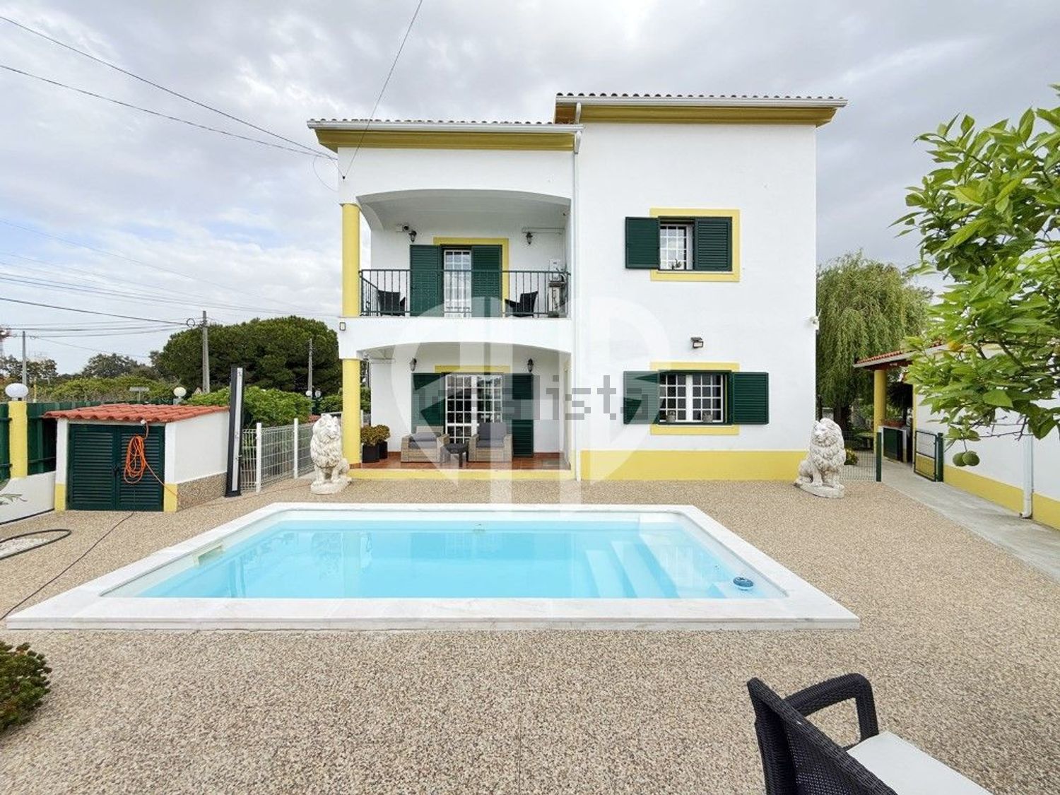 小楼房或独栋别墅出售Cm1029 - 游泳池