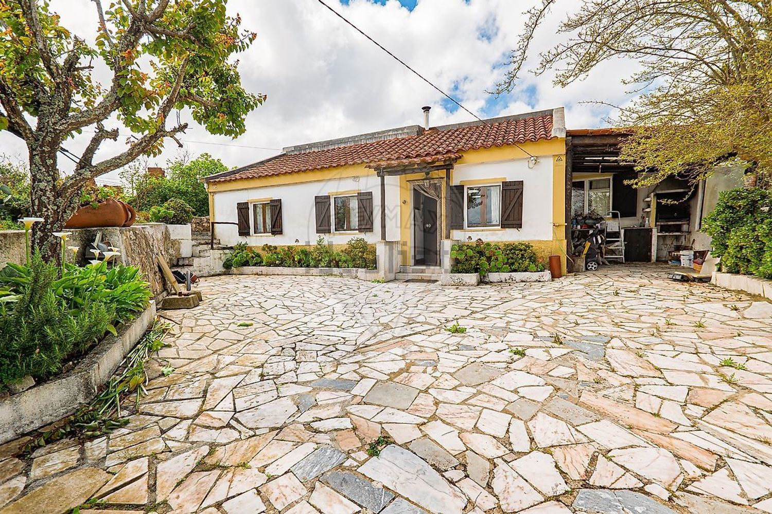 小楼房或独栋别墅出售在Estrada Sem Nome - 外立面